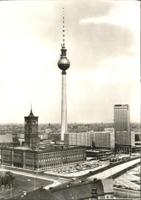 Berlin Rotes Rathaus mit Fernseh und UKW Turm