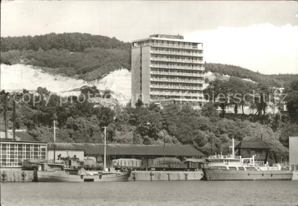 Sassnitz Ostseebad Ruegen Blick vom Hafen zum Rügen Hotel Schiff