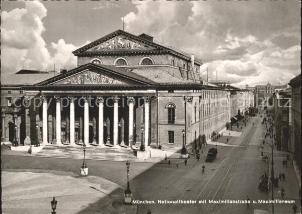 Muenchen Nationaltheater mit Maximilianstrasse u