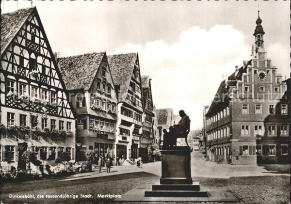 Dinkelsbuehl Marktplatz Brunnen Fachwerkhäuser