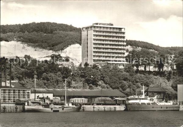 Sassnitz Ostseebad Ruegen Hafenpartie mit Rügen Hotel