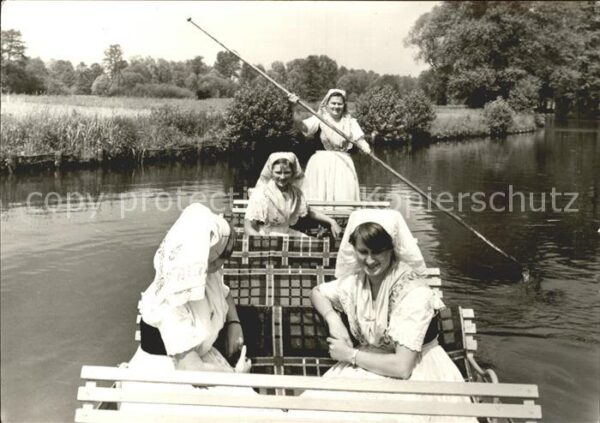 Spreewald Bootspartie Spreewaldtrachtenmädchen