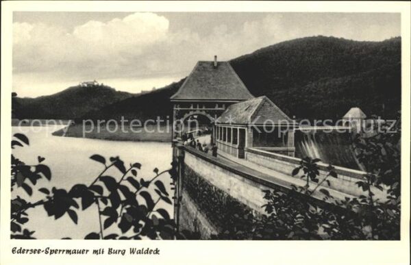 Edersee Sperrmauer mit Burg Waldeck