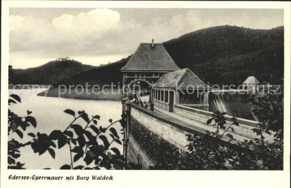 Edersee Sperrmauer mit Burg Waldeck