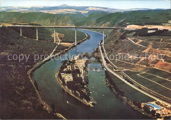 Winningen Mosel Campinginsel mit Blick auf Moselbrücke