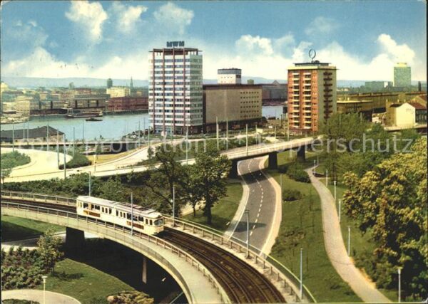 Mannheim Blick zum Rheinhafen Hochhaus Strassenb