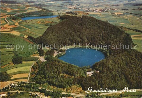Daun Eifel Gemündener Maar Fliegeraufnahme