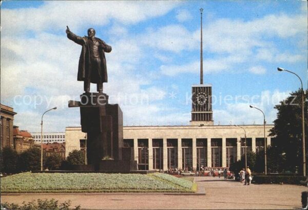 Leningrad St Petersburg Lenin Denkmal vor dem Finnländischen Ba