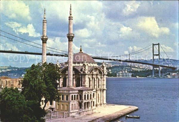 Istanbul Constantinopel Ortaköy camii ve Bogazici köprüsü