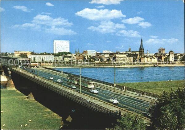 Duesseldorf Stadtpanorama Oberkasseler Brücke