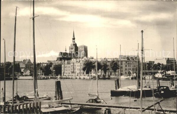 Stralsund Mecklenburg Vorpommern Hafenpartie Kirche