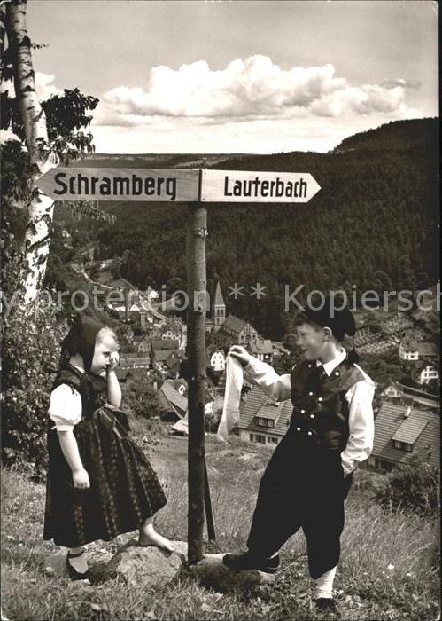 Lauterbach Schwarzwald Wegweiser Trachtenkinder Ortsblick
