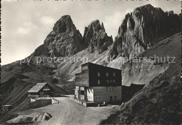 Dolomiti Sellapass mit Langkofelgruppe und Gasth