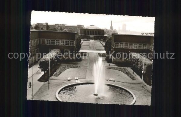 Duesseldorf Ehrenhof mit Planetarium Springbrunnen
