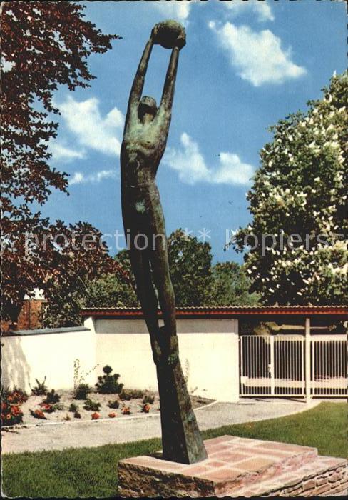 Wiesbaden Ballspieler Skulptur Sportplatz Jägerdo