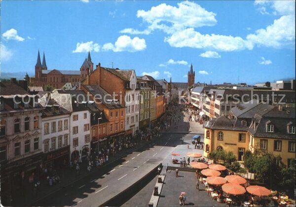 Trier Fussgängerzone mit Dom und St Gangolf