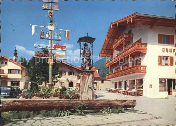 Ruhpolding Dorfplatz mit Maibaum und Marienbrunnen