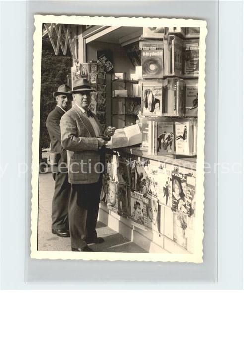 Handlung Kiosk Zeitschriften Männer Pfeife