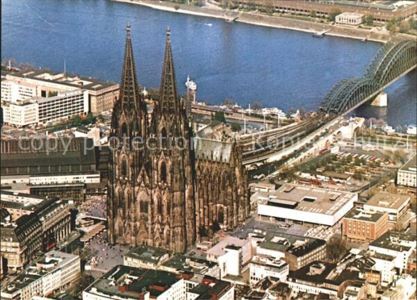 Koeln Rhein Der Dom mit Blick am Rheinufer