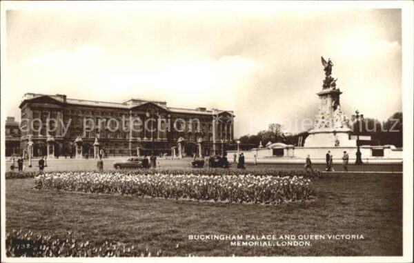 London Buckingham Palace and Queen Victoria Me