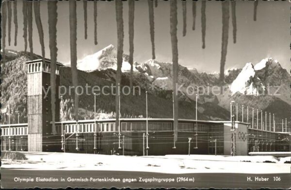 Garmisch-Partenkirchen Eisstadion mit Zugspitzgruppe