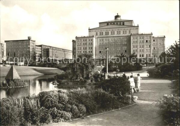 Leipzig Opernhaus mit Schwanenteich