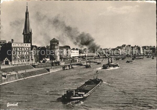 Duesseldorf Partie am Rhein Frachter Dampfer