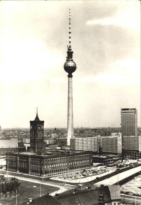 Berlin Rotes Rathaus mit Fernsehturm der Dt Po