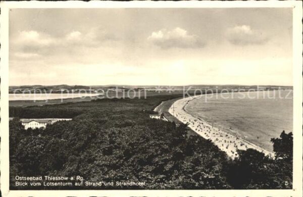Thiessow Ostseebad Ruegen Blick vom Lotsenturm auf Strand und Str