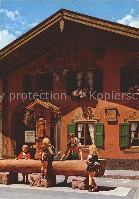 Mittenwald Bayern Geigenbaummuseum Kinder am Brunnen