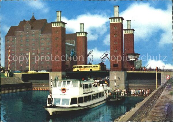 Duisburg Ruhr Schwanentorbrücke Dampfer
