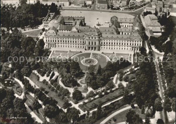 Wuerzburg Fliegeraufnahme Residenz mit Hofgarten