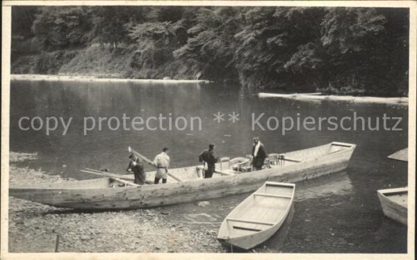 Amerika Alaska Männer mit Booten am Fluss