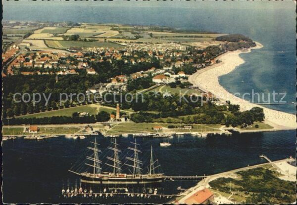 Travemuende Ostseebad Fliegeraufnahme mit Strand Hafen und Se