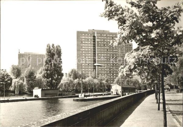 Berlin Hochhäuser am Fischerkietz mit Schleuse