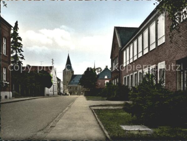 Niederkruechten Dr. Lindemann Strasse mit Schule und Ki