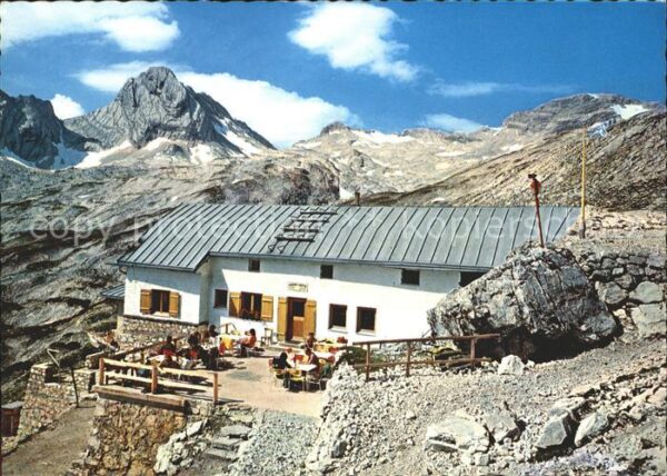 Knorrhuette mit Plattspitze Wetterwandeck und Schne