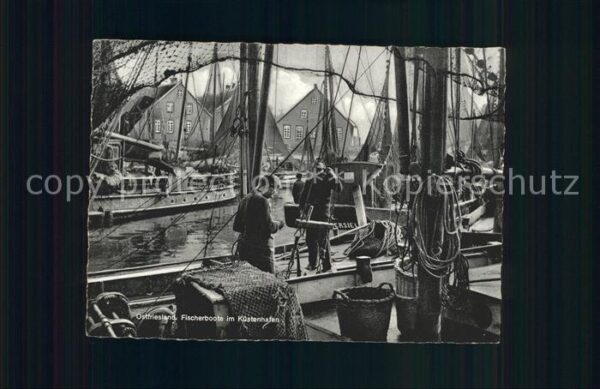 Ostfriesland Fischerboote im Küstenhafen