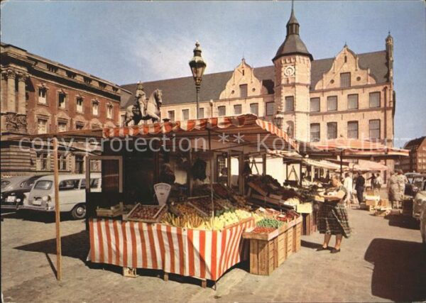 Duesseldorf Markt auf Rathausplatz