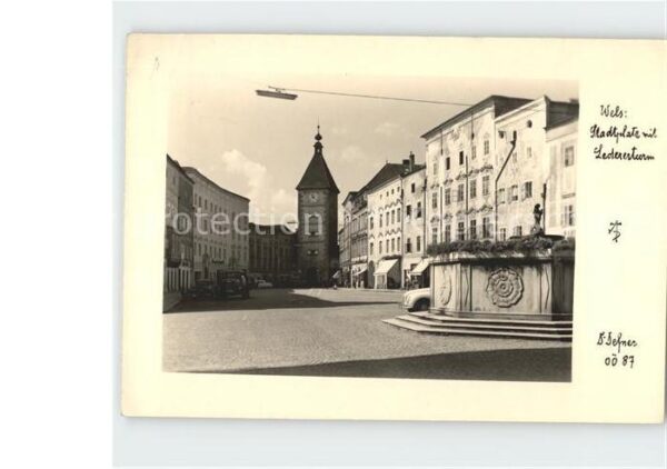 Wels Oberoesterreich Stadtplatz mit Ledererturm
