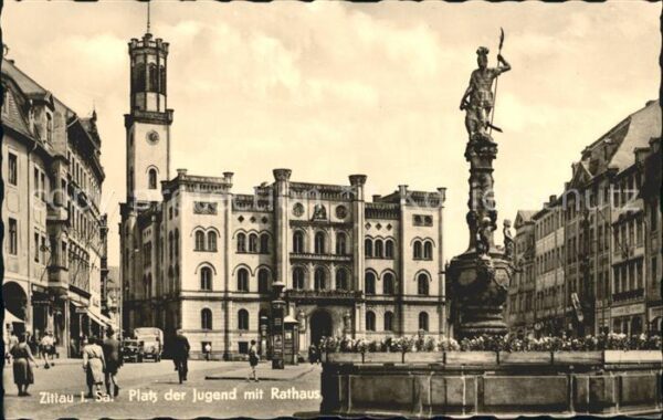 Zittau Platz der Jugend mit Rathaus und Brunne