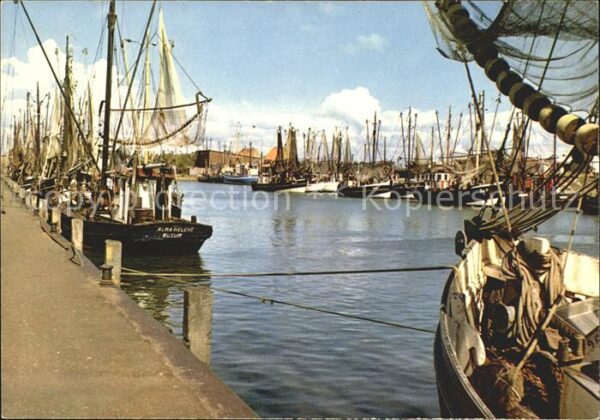 Buesum Nordseebad Fischerboote im Hafen