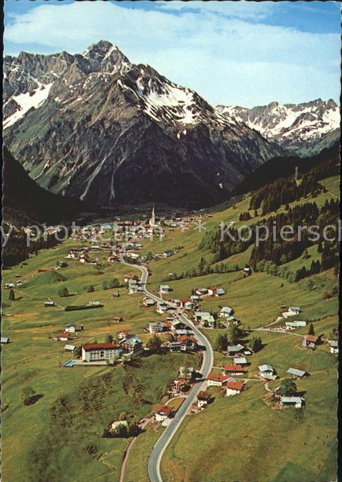 Mittelberg Kleinwalsertal mit Widderstein und Älpelespitze
