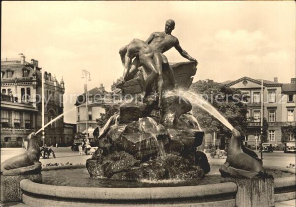 Schwerin Mecklenburg Grüntalplatz mit Denkmal die Schiffbrüc