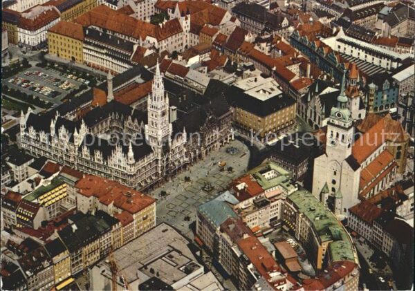 Muenchen Fliegeraufnahme Marienplatz mit Rathaus