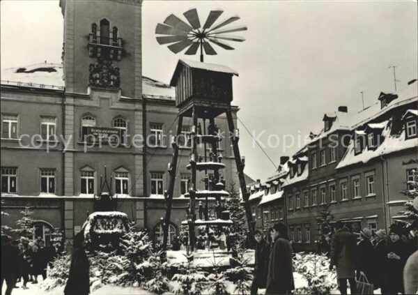 Schneeberg Erzgebirge Markt mit Weihnachtspyramide aus Holz