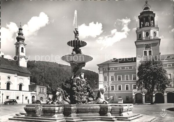 Salzburg Oesterreich Residenzbrunnen Glockenspiel Michaeliki