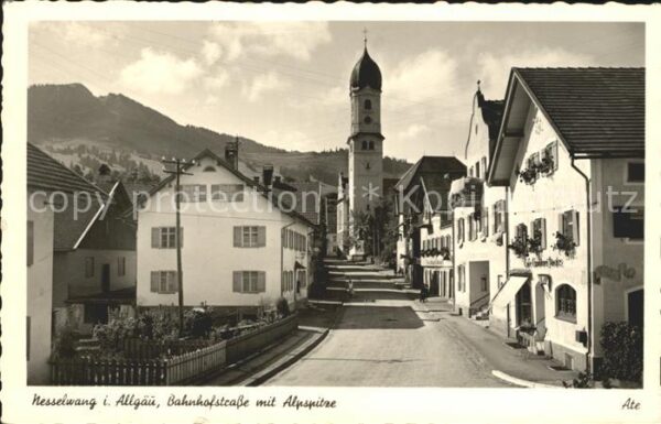 Nesselwang Bahnhofstrasse mit Kirche und Alpspitze