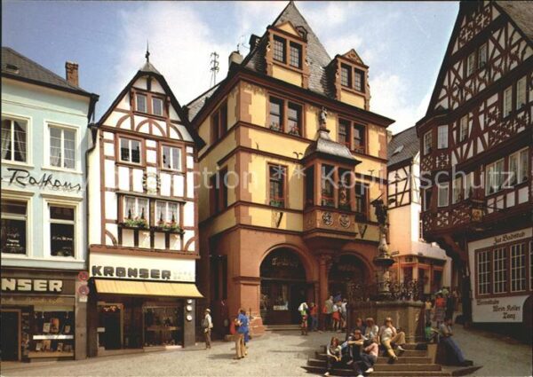 Bernkastel-Kues Markt mit Rathaus Brunnen