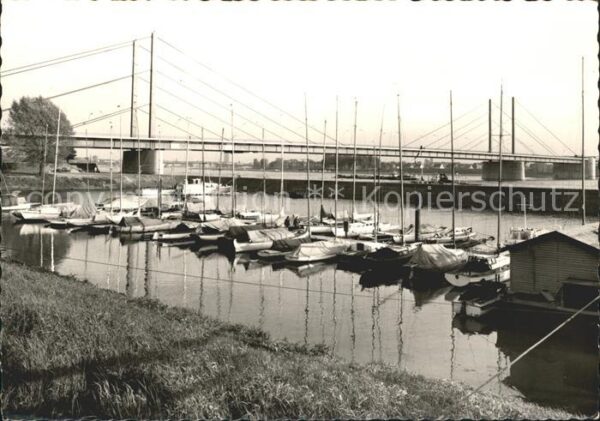 Duesseldorf Nordbrücke mit Jachthafen